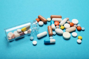 Ağrı kesici haplar, ilaç konsepti. Eczane ve ilaç torbası.