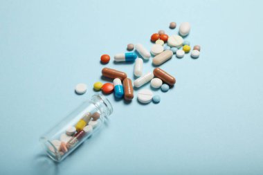 Tedavi ve eczane konsepti. Aşırı doz hapları ve ilaçlar..