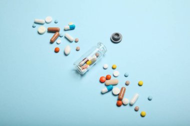 Ağrı kesici haplar, ilaç konsepti. Eczane ve ilaç torbası.