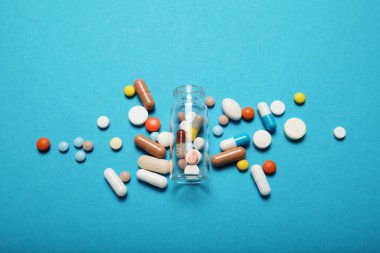 Reçeteli eczane ilaçları. Aşırı dozda antibiyotik. İlaç sırtı