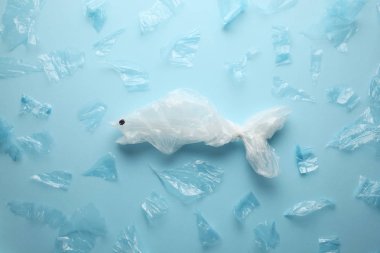 Plastik enkaz ve Mari 'nin silueti ile okyanus kirliliği