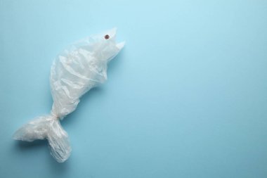 Plastik enkaz ve Mari 'nin silueti ile okyanus kirliliği