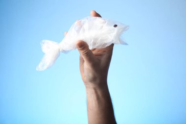 Çöp torbasından çıkan balıklar, doğa kirliliği kavramı..