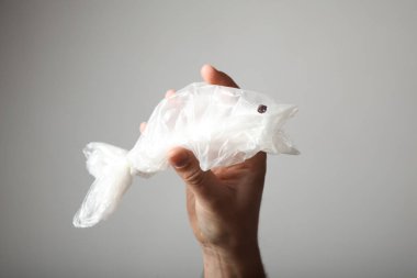 Dünya 'da kullanılan plastik paketler, balıklar..