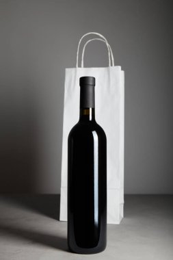 Bir şişe kırmızı şarap, alkollü içecek..