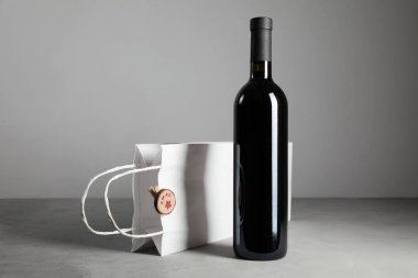 Noel 'i kutlamak için kırmızı şarap. Alkolik içki..