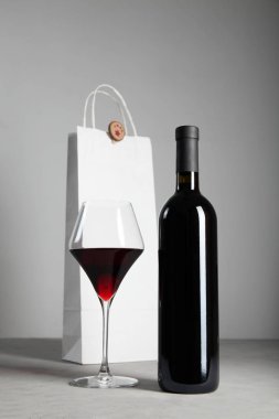 Bir şişe alkollü şarap, bir Noel hediyesi..