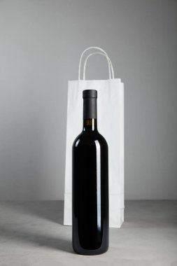 Klasik kırmızı üzüm şarabı, alkol koleksiyonu..