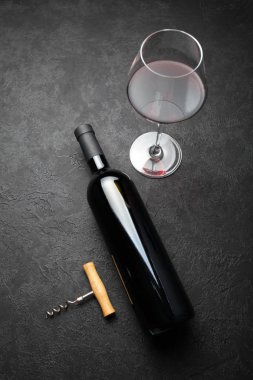 Siyah şişedeki klasik kırmızı tatlı şarabı..