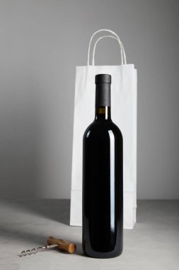 Eski bir şişe kırmızı şarap. Alkolik içki..