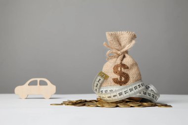 Para dolu çanta ve altın paralarla ölçü bandı. Parasızlık...