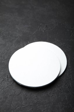 Bira altlığını daire içine al. Tasarım için yuvarlak paspas modeli.