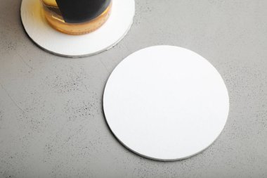 Restoran için cam bardak altlığı. Metin veya logo için boş boşluk.