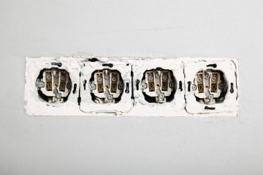 Duvarda hasar var, evde tehlikeli elektrik var..