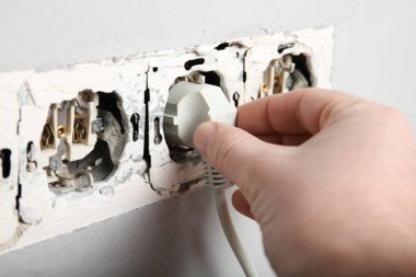 Duvarda hasar var, evde tehlikeli elektrik var..