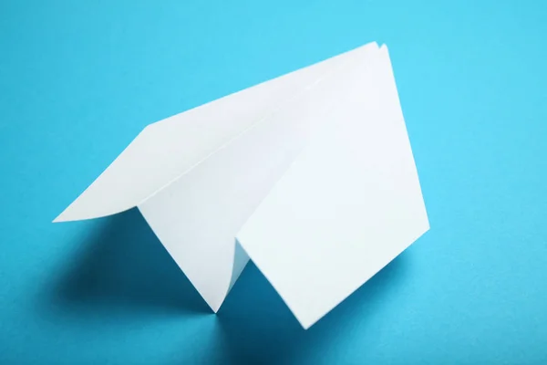 Céu de viagem e conceito de avião de papel. Origami objeto . — Fotografia de Stock