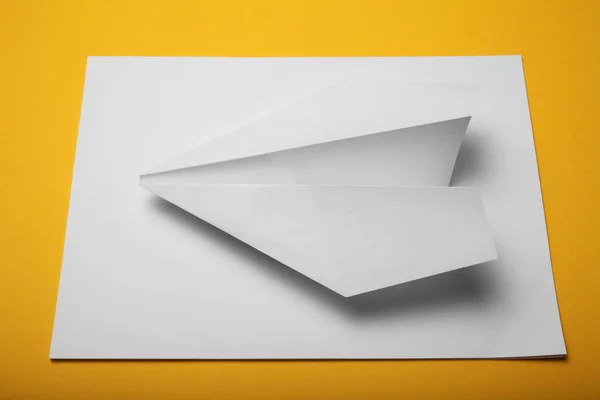 Avion origami blanc, avion en papier isolé . — Photo