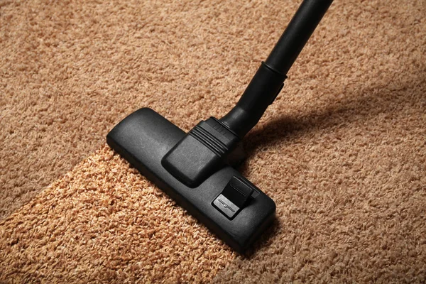 Staubsauger zu Hause. sauberer Teppich. — Stockfoto