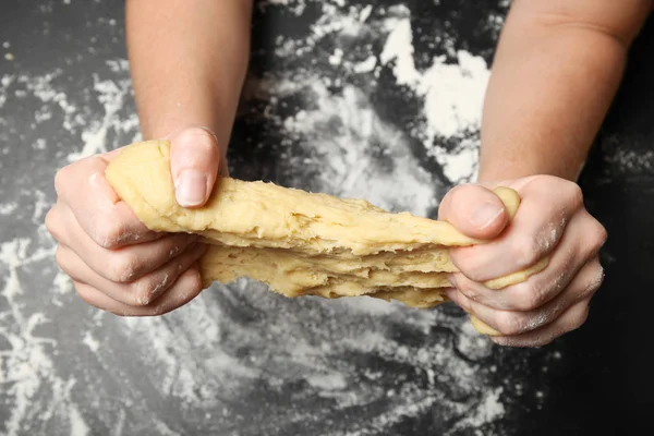 Brot zubereiten, Teig kneten. Frauenhände in Mehl, Lebensmittelkocherin — Stockfoto