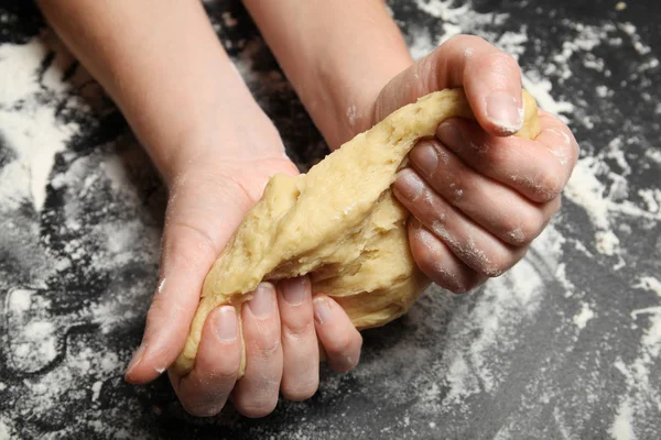 Frau knetet Teig in den Händen, hausgemachtes frisches Brot, Pizza und — Stockfoto