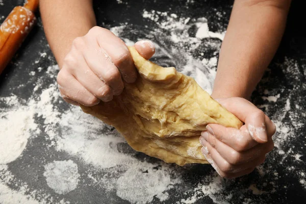 Frau knetet Teig in den Händen, hausgemachtes frisches Brot, Pizza und — Stockfoto