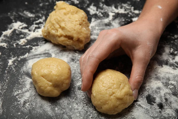 Kneten Teig backen, Chefhände in Mehl machen Brot, Pizza oder Pa — Stockfoto