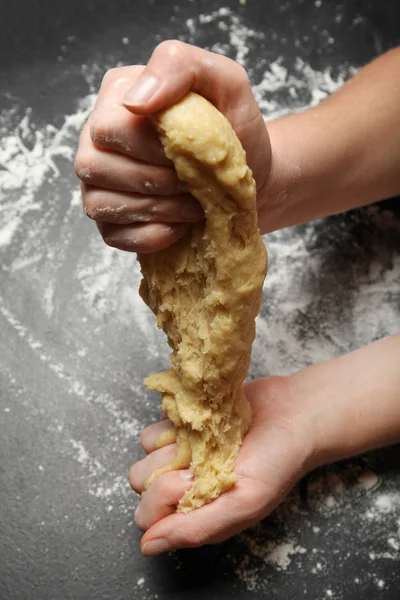 Vrouw koken rauw deeg voor zelfgemaakte bakkerij. — Stockfoto