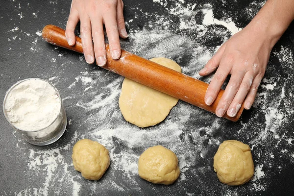 Handgemachtes Kochhandwerk. frischer roher Teig. — Stockfoto