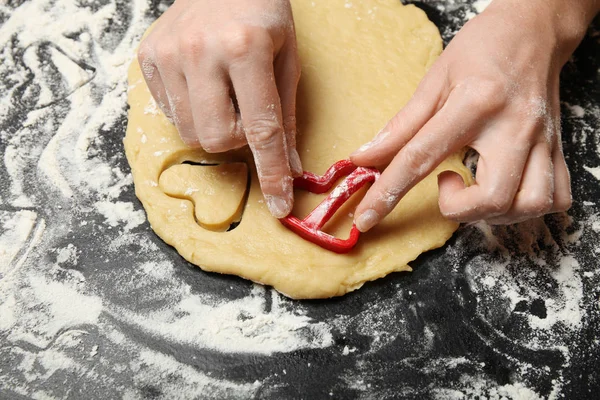 Teig für herzförmige Plätzchen, Liebe und Valentinstag. — Stockfoto