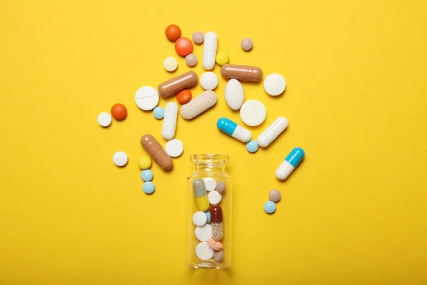 Pills and drug addiction. Antibiotic, aspirin, calcium. Emergenc — Stock Photo, Image