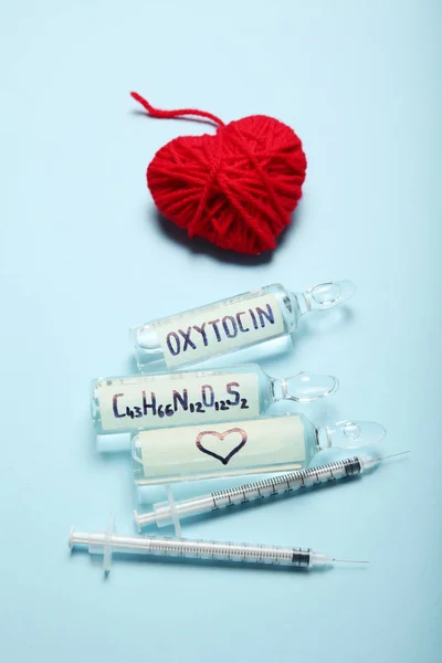 Liebesanalyse und Entdeckung. Oxytocin Hormon in Ampullen. — Stockfoto