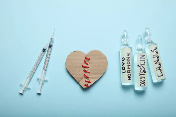 Chemisches Oxytocin für die Liebe. Ampulle mit Formel-Verbindung. pleite — Stockfoto