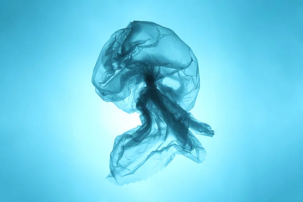 Gezegenin okyanuslarındaki plastik çöpler. Plastik torbadan çıkan okyanus mavisi denizanası. Ekosistemin yok oluşu.