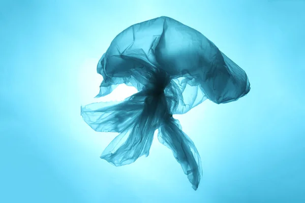 Des déchets plastiques dans les océans de la planète. méduses bleu océan d'un sac en plastique. La destruction de l'écosystème . — Photo