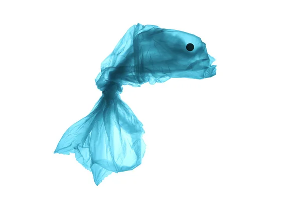 Plastskräp i havet. Föroreningar av världshavens avfall. Silhuett av fisk från en begagnad plastpåse. Isolerad på vit bakgrund. — Stockfoto