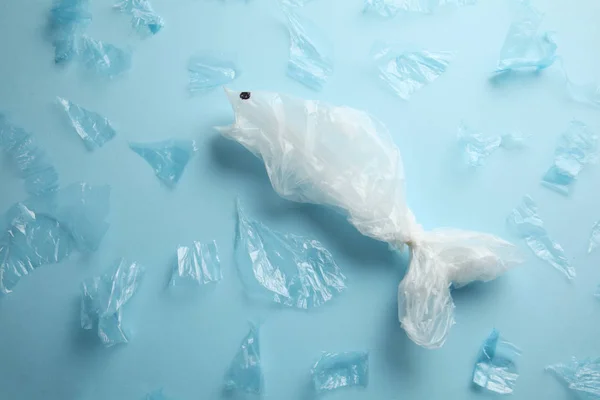Skräp i havet, silhuetten av fisk från en plastpåse. — Stockfoto