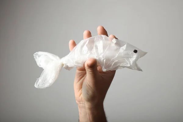 Poubelles dans l'océan, la silhouette du poisson d'un sac en plastique . — Photo