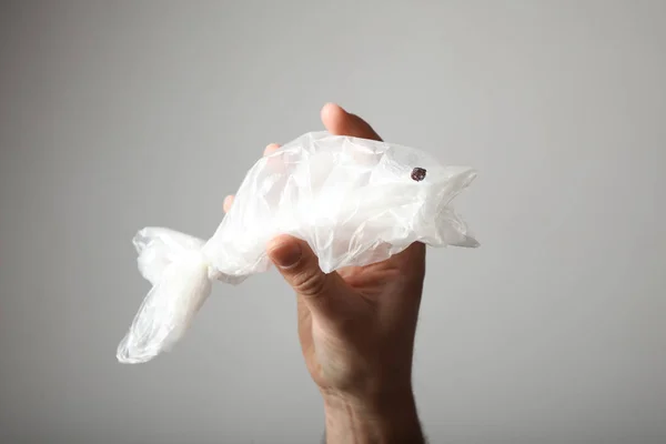 Emballages en plastique utilisés dans le monde océan, poissons . — Photo