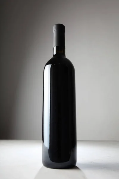 Bottle of red wine, an alcoholic beverage. — Stock Photo, Image