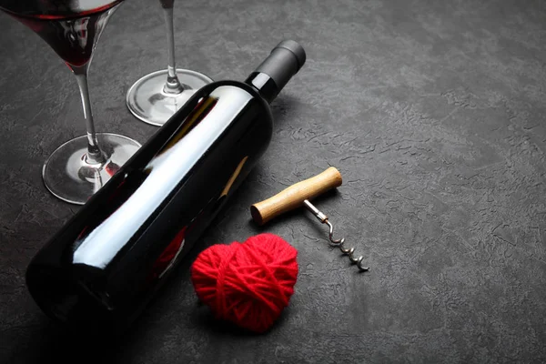 Bottiglia di vino e un cuore rosso Amore e romanticismo . — Foto Stock