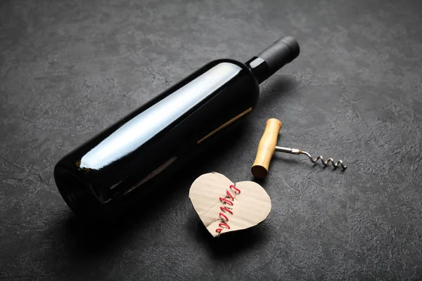 Amore e romanticismo, una bottiglia di vino rosso e un cuore . — Foto Stock