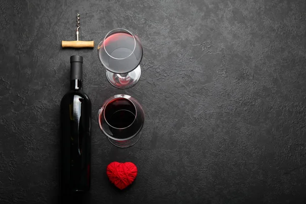 Vino rosso e cuore, incontri concetto . — Foto Stock