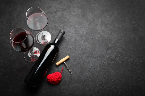 Celebrazione di San Valentino, decorazione per vino rosso. Cuore a — Foto Stock