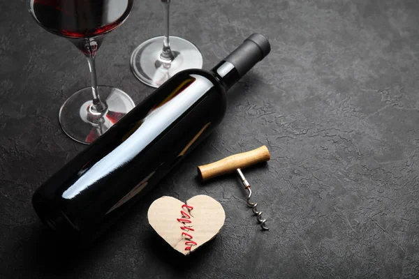 Bottiglia di vino rosso con un cuore, un amore e il Giorno di San Valentino . — Foto Stock