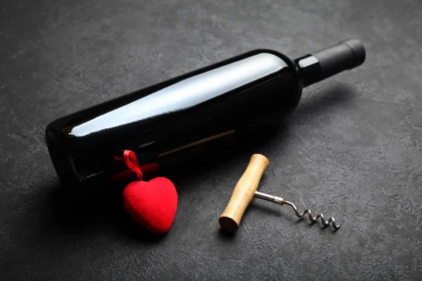 Decorazione del vino per San Valentino, vino rosso naturale . — Foto Stock