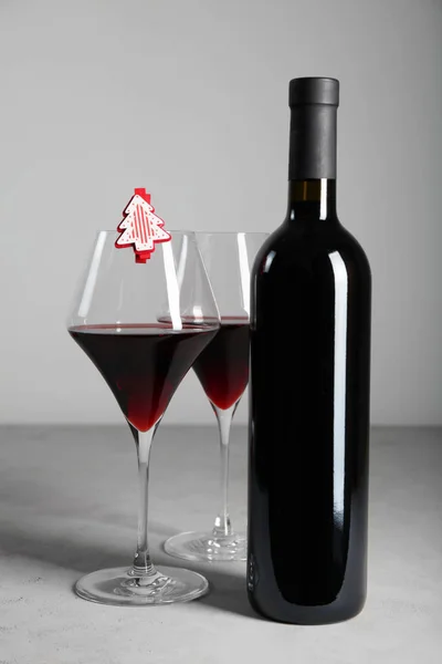 Decorating a bottle of red wine for Christmas. — Stock Photo, Image