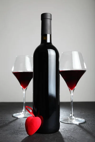 Feestelijke rode wijn op een date. Valentijnsdag. — Stockfoto