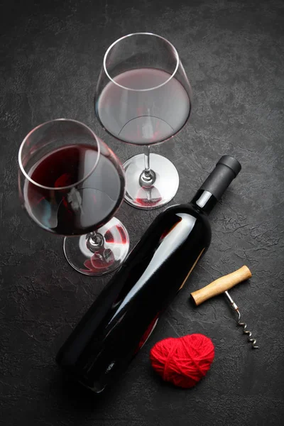 Vino rosso e cuore, incontri concetto . — Foto Stock