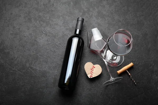 Amore e romanticismo, una bottiglia di vino rosso e un cuore . — Foto Stock