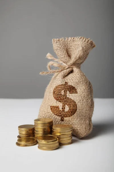 Σάκος με χρήματα και δολάρια σιλουέτα σε γκρι φόντο. Σύμβολο — Φωτογραφία Αρχείου